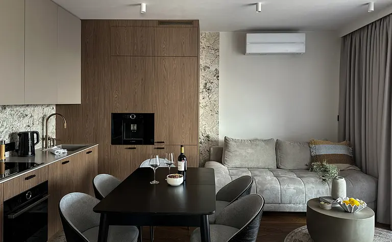 Wnętrze kuchni z drewnianymi meblami i szarym dywanem, nowoczesne i współczesne.