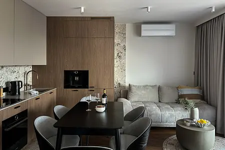 Wnętrze kuchni z drewnianymi meblami i szarym dywanem, nowoczesne i współczesne.