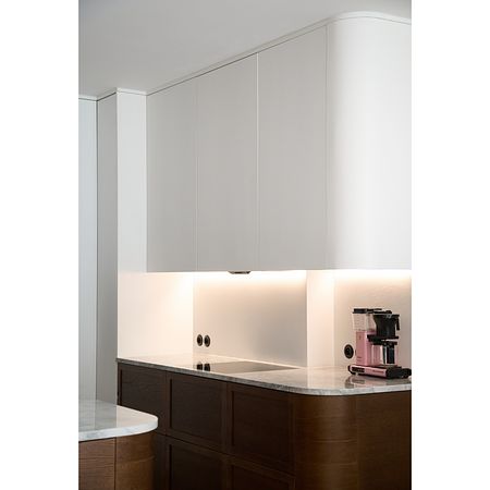 Nowoczesna kuchnia w stylu eklektycznym, minimalistycznym i vintage z białymi meblami.