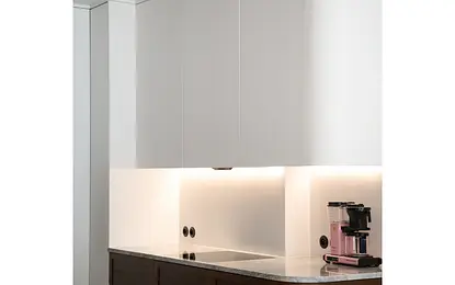 Nowoczesna kuchnia w stylu eklektycznym, minimalistycznym i vintage z białymi meblami.