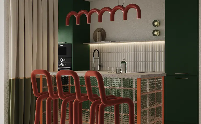 Kuchnia w stylu art deco i industrialnym z zielonymi meblami, czerwonymi krzesłami i szklanym blatem.