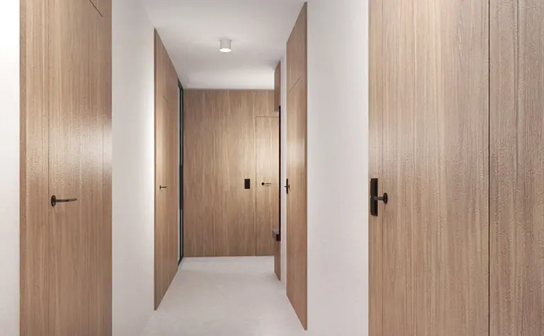 Korytarz z minimalistycznym designem, drewniane drzwi i jasne ściany