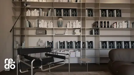 Wnętrze gabinetu z minimalistyczną półką i fotelem, styl skandynawski, soft minimalizm