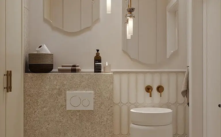 Wnętrze łazienki w stylu art deco i eklektycznym z białymi meblami.