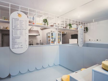 Minimalistyczna kuchnia z nowoczesnymi białymi meblami i skandynawskim stylem.