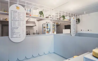 Minimalistyczna kuchnia z nowoczesnymi białymi meblami i skandynawskim stylem.