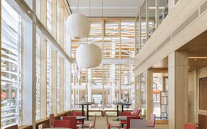 Nowoczesna kawiarnia z drewnianymi detalami i kolorowymi krzesłami, industrialny, minimalistyczny, boho, skandynawski, japandi.