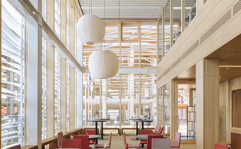 Nowoczesna kawiarnia z drewnianymi detalami i kolorowymi krzesłami, industrialny, minimalistyczny, boho, skandynawski, japandi.