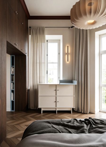 Wnętrze sypialni w stylu eklektycznym z minimalistycznymi i vintage meblami.