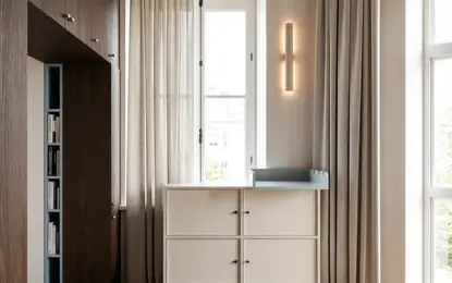 Wnętrze sypialni w stylu eklektycznym z minimalistycznymi i vintage meblami.