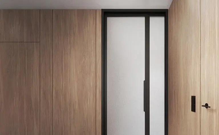 Przedpokój minimalistyczny z drewnianymi elementami i nowoczesnym oświetleniem.