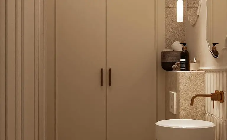 Wnętrze łazienki w stylu art deco i eklektycznym z beżowymi meblami i eleganckimi detalami.