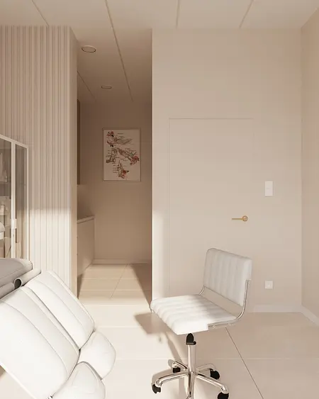 Minimalistyczne biuro z białymi meblami i jasnymi ścianami