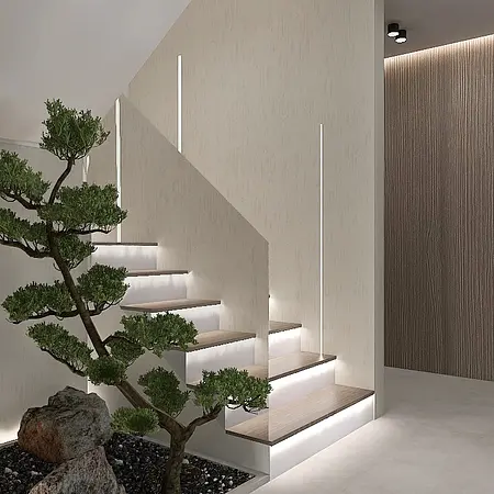 Nowoczesne wnętrze z jasnymi schodami i bonsai.
