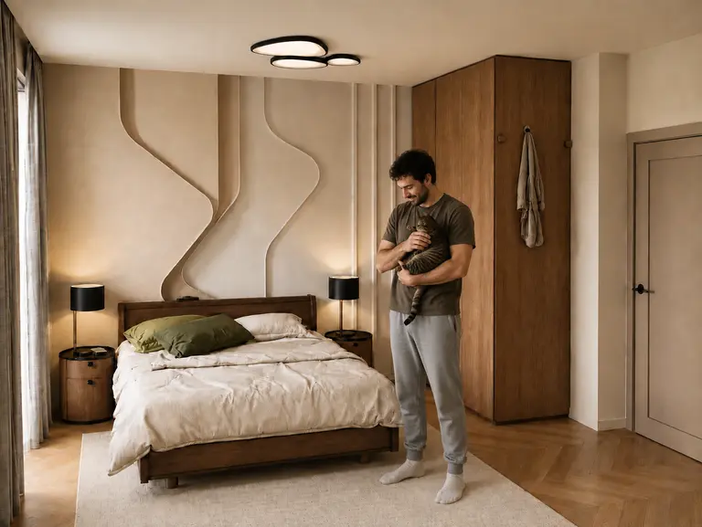Nowoczesna sypialnia z drewnianym łóżkiem, lampami i stylowymi detalami.