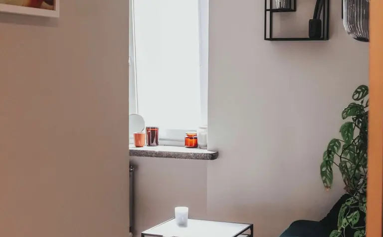 Wnętrze salonu z eklektycznym stylem, nowoczesnym meblem i współczesnymi dodatkami.