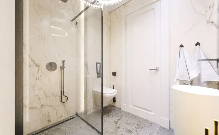 Nowoczesna łazienka z prysznicem, marmurowymi ścianami, akcentami glamour i quiet luxury.