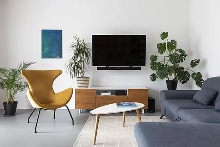 Nowoczesna łazienka z minimalistycznym prysznicem i glamour detalami.