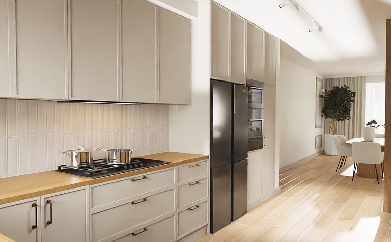 Kuchnia w stylu japandi i skandynawskim z beżowymi meblami i drewnianymi detalami.