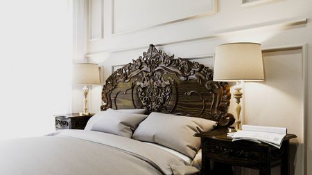 Sypialnia w stylu art deco, eklektycznym i vintage z drewnianym łóżkiem oraz lampkami.