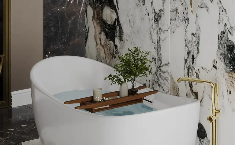 Elegancka łazienka z białą wanną i marmurowymi detalami, styl quiet luxury.