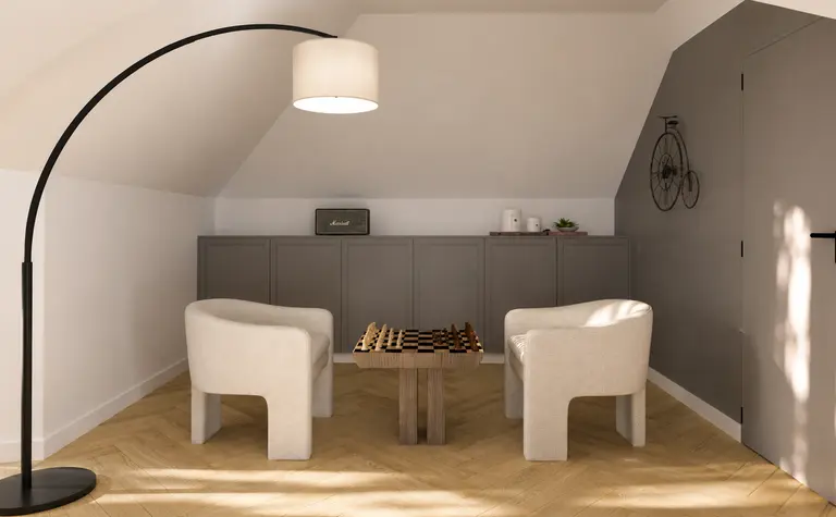 Poddasze z szarymi meblami i eleganckim oświetleniem, styl quiet luxury i soft minimalizm