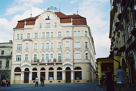 Widok na hotel z jasną elewacją i detalami architektonicznymi.
