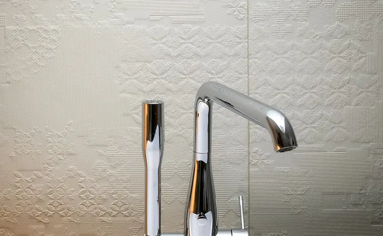 Bateria umywalkowa w łazience, industrialny, minimalistyczny, nowoczesny, skandynawski, soft minimalizm