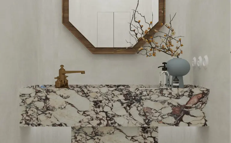 Nowoczesna łazienka z marmurową umywalką, lustrem w stylu art deco i minimalistycznymi akcentami.