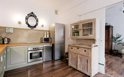 Kuchnia boho z eklektycznymi meblami, skandynawskimi akcentami i vintage dodatkami.