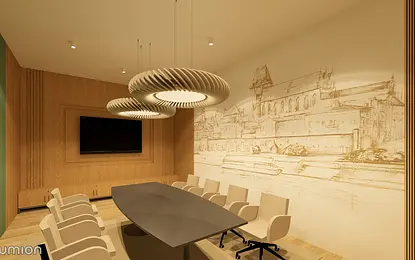 Sala konferencyjna z drewnianymi elementami, dużym stołem i nowoczesnym oświetleniem.