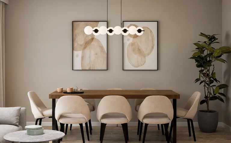 Wnętrze jadalni z drewnianym stołem, jasnymi krzesłami i nowoczesnym oświetleniem.