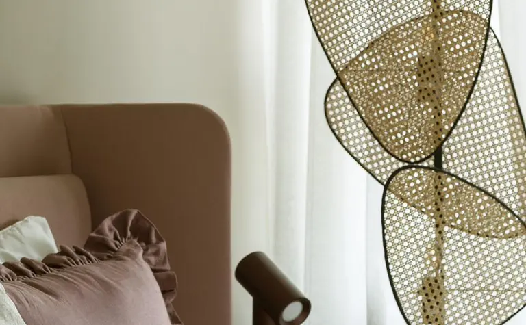 Sypialnia w stylu nowoczesnym z minimalistycznym wystrojem i soft minimalizmem.