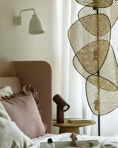 Sypialnia w stylu nowoczesnym z minimalistycznym wystrojem i soft minimalizmem.