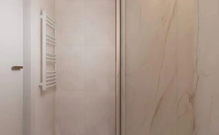 Nowoczesna łazienka w stylu art deco z minimalistycznymi i glamour akcentami.