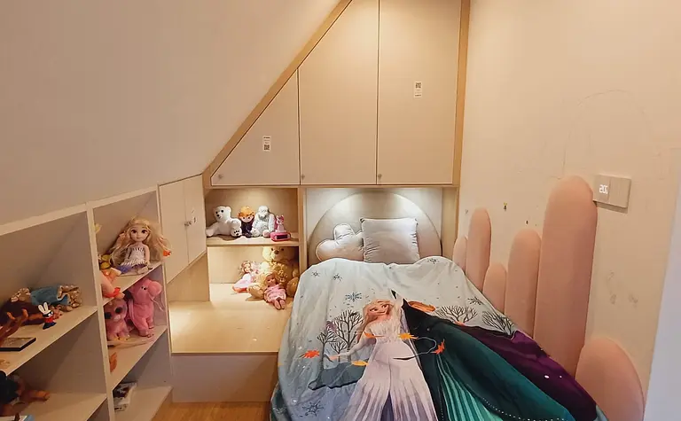Pokój dziecięcy w stylu boho z łóżkiem i półkami na zabawki.
