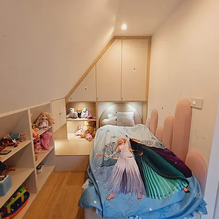 Pokój dziecięcy w stylu boho z łóżkiem i półkami na zabawki.