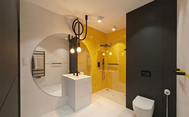 Łazienka minimalistyczna z żółtymi ścianami i białym wyposażeniem. Styl minimaluxe.