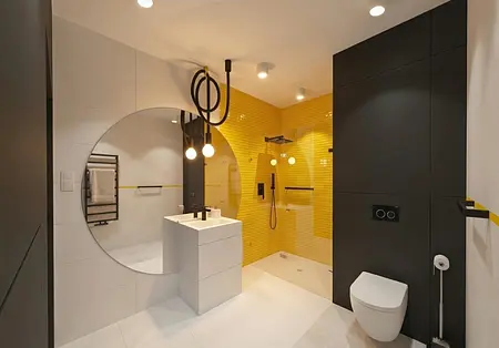 Łazienka minimalistyczna z żółtymi ścianami i białym wyposażeniem. Styl minimaluxe.