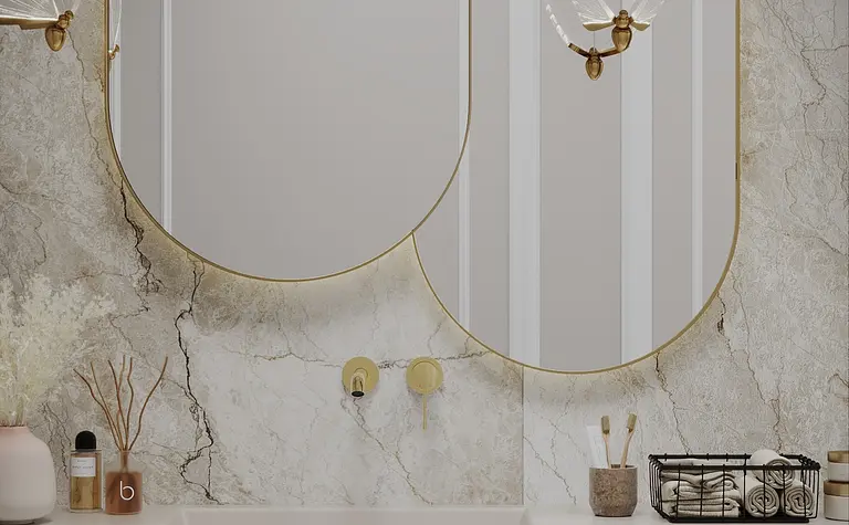Elegancka łazienka z marmurowymi akcentami i lustrami w stylu quiet luxury.