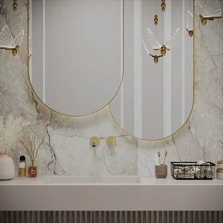 Elegancka łazienka z marmurowymi akcentami i lustrami w stylu quiet luxury.