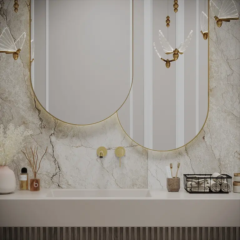 Elegancka łazienka z marmurowymi akcentami i lustrami w stylu quiet luxury.