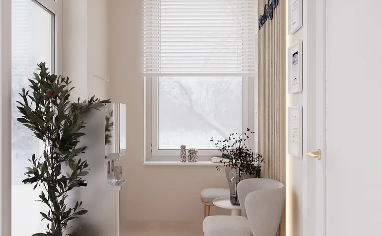 Przedpokój z minimalistycznym designem, rośliną i jasnymi meblami.
