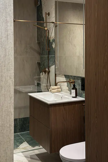 Nowoczesna łazienka z drewnianą szafką i marmurowymi detalami, styl współczesny.