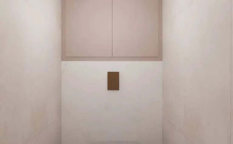 Wnętrze toalety w stylu art deco z elementami glamour i minimalistycznymi akcentami.