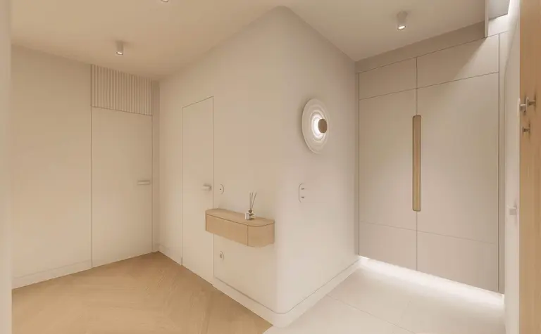 Nowoczesny przedpokój w stylu japandi, minimalistycznym, quiet luxury.