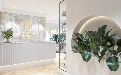 Recepcja z minimalistycznym wystrojem, roślinami i nowoczesnymi akcentami.