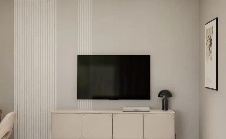 Wnętrze salonu z telewizorem, białą komodą i nowoczesną lampą.