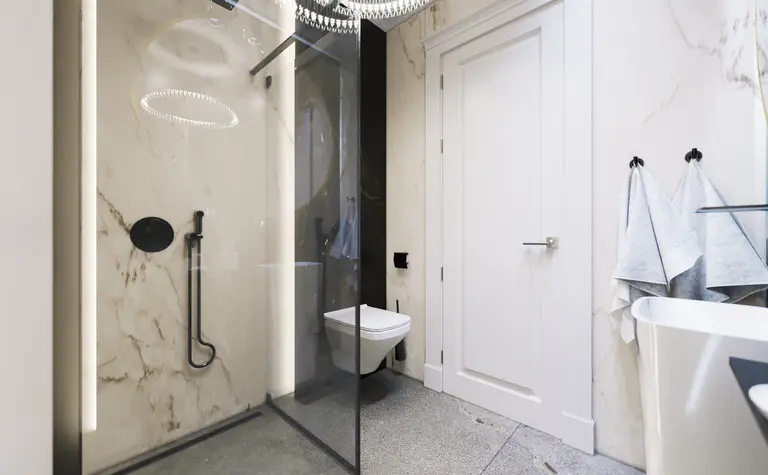 Nowoczesna łazienka z kabiną prysznicową oraz elementami glamour.