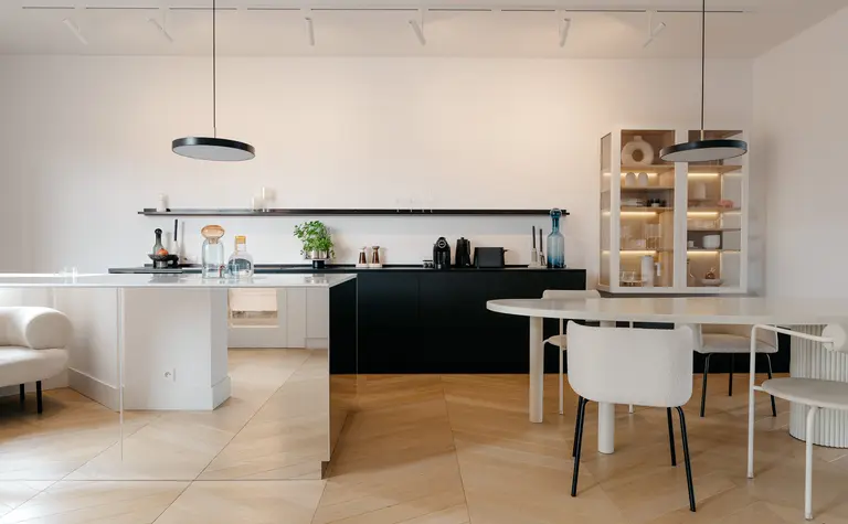 Nowoczesna kuchnia z minimalistycznym wystrojem, eklektycznymi akcentami i soft minimalizmem.